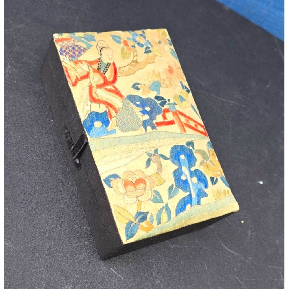Antique Embroidered Floral Pattern Needle Book Cover Case